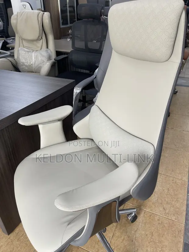 Boss Office Products Executive Swivel Chair - Brand New - 1