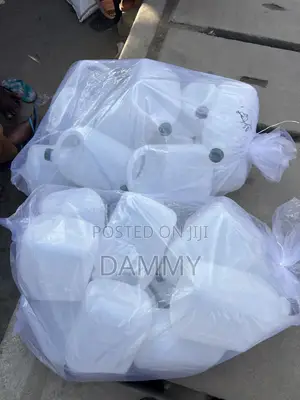 Farar Jerry Cans na Filastik