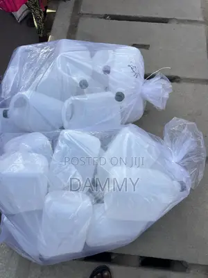 Farar Jerry Cans na Filastik