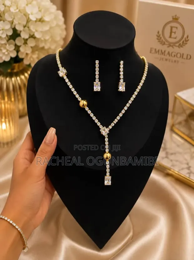 Elegant Gold-Tone Jewelry Set - 1