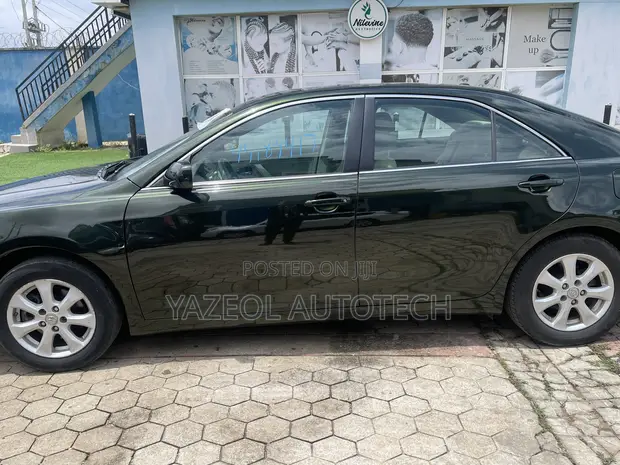 2010 Toyota Camry LE 2.5L Green Sedan - 1