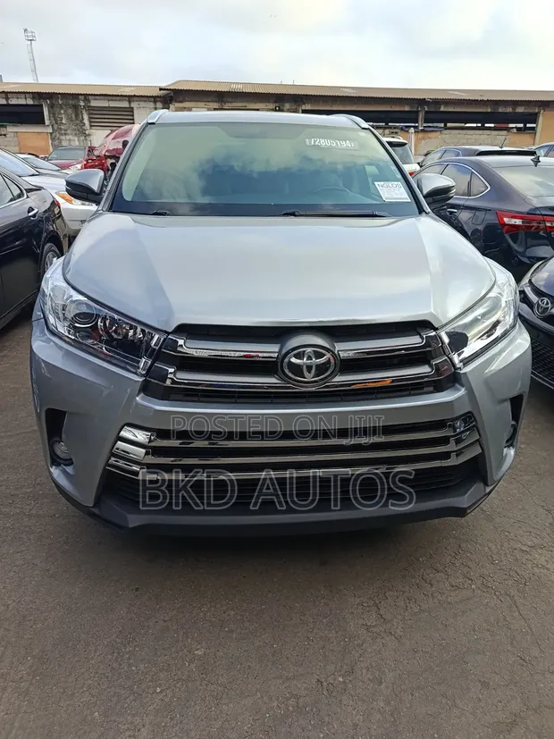 2015 Toyota Highlander XLE AWD SUV - Silver - 1