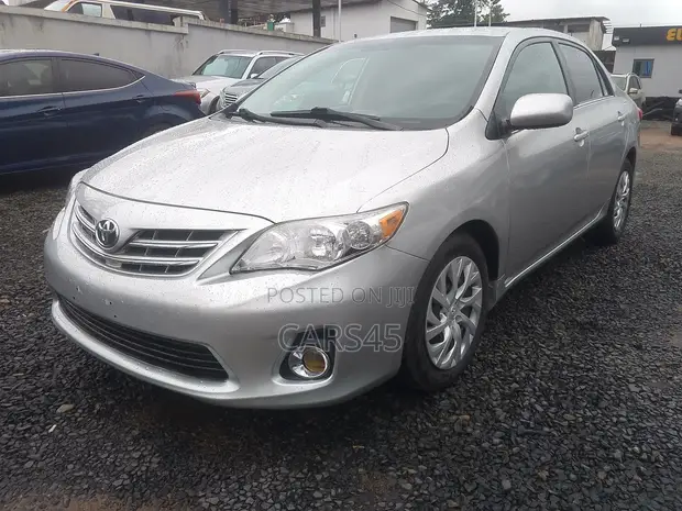 Toyota Corolla LE Sedan 2013 - Launin Azurfa - 1