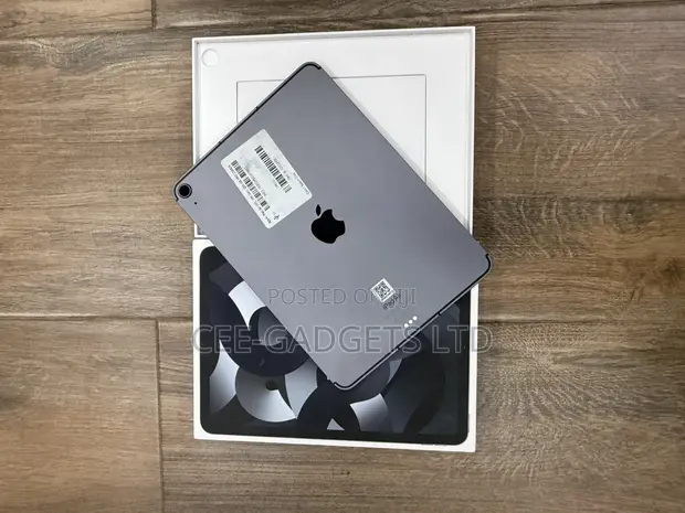 Apple iPad Air (2022) 256GB Black - 1