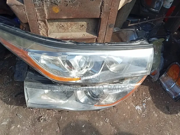 Used Toyota Highlander 2014/15 Headlight Replacement - 1
