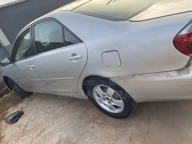 Toyota Camry 2005 Silver - 1