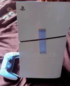 PS5 Slim Console tare da FIFA 25 Disc