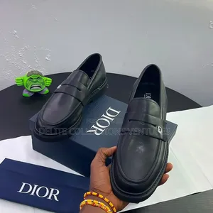 Sabon Takalman Kasuwanci na Dior Maza