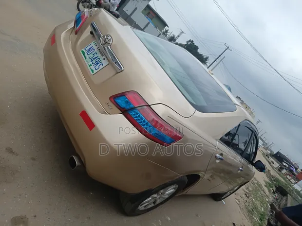 2010 Toyota Camry Gold - 1