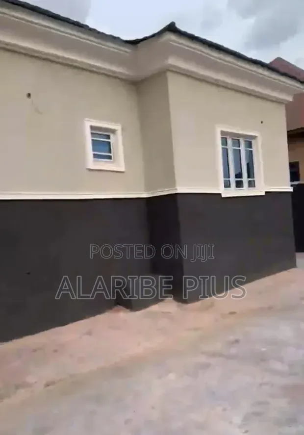 4 Bedroom Bungalow da 3 Self-Contained Units a Estate, Orozo - 1