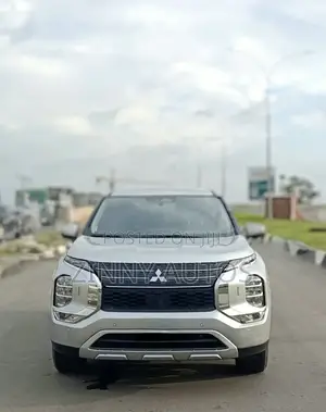 Mitsubishi Outlander SE 2025 Silver