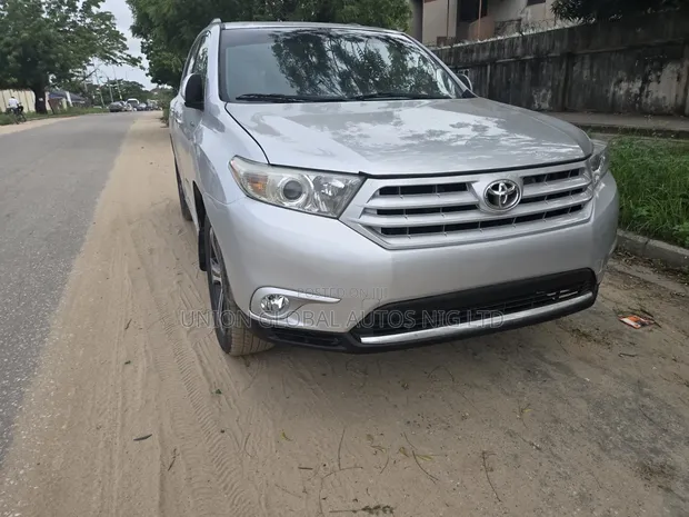 Toyota Highlander 2010 Silver - 1