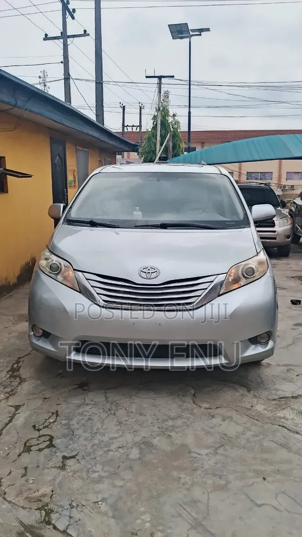 2013 Toyota Sienna Limited FWD 7-Passenger Silver - 1