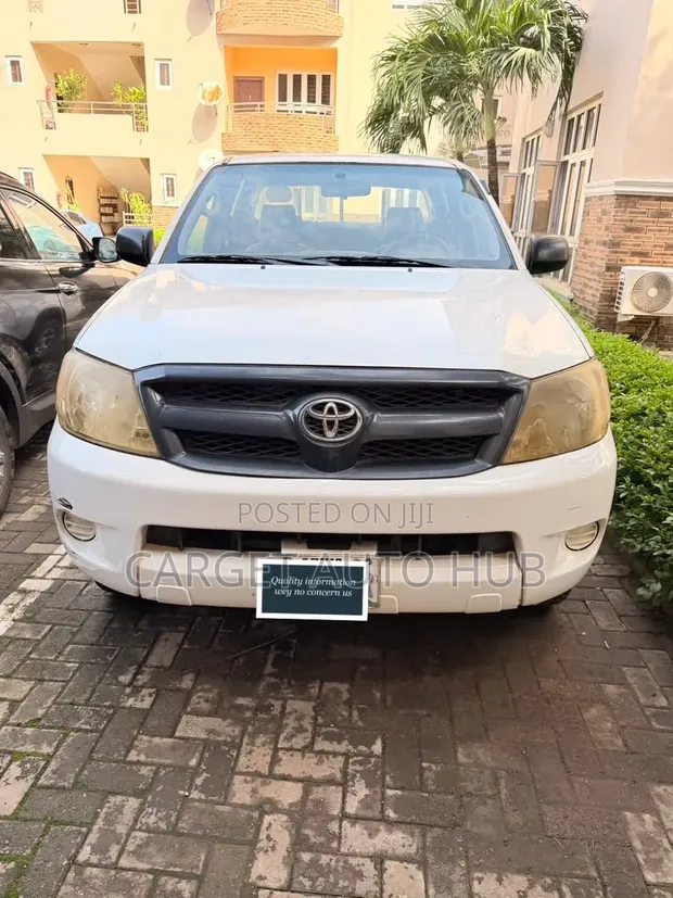 Toyota Hilux 2011 White - 1