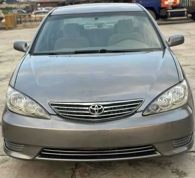 Toyota Camry LE 2004 Gray Sedan - 1