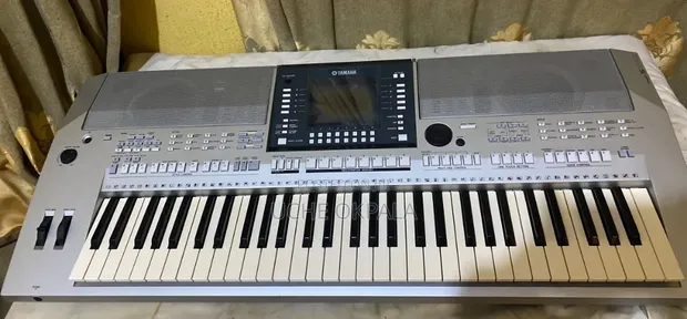 Yamaha PSR-S710 Electronic Keyboard - 1