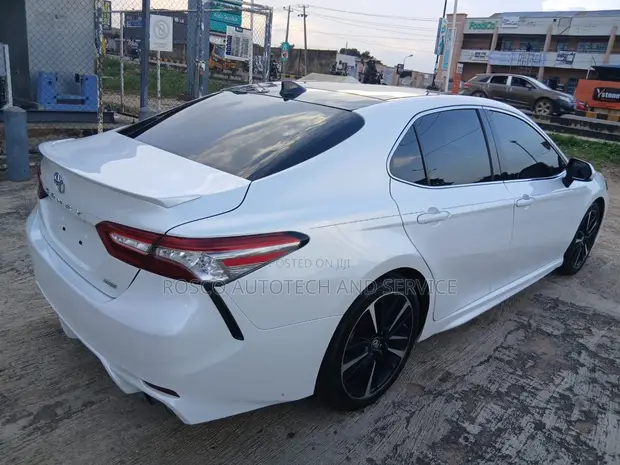 2019 Toyota Camry XSE 2.5L White - 1