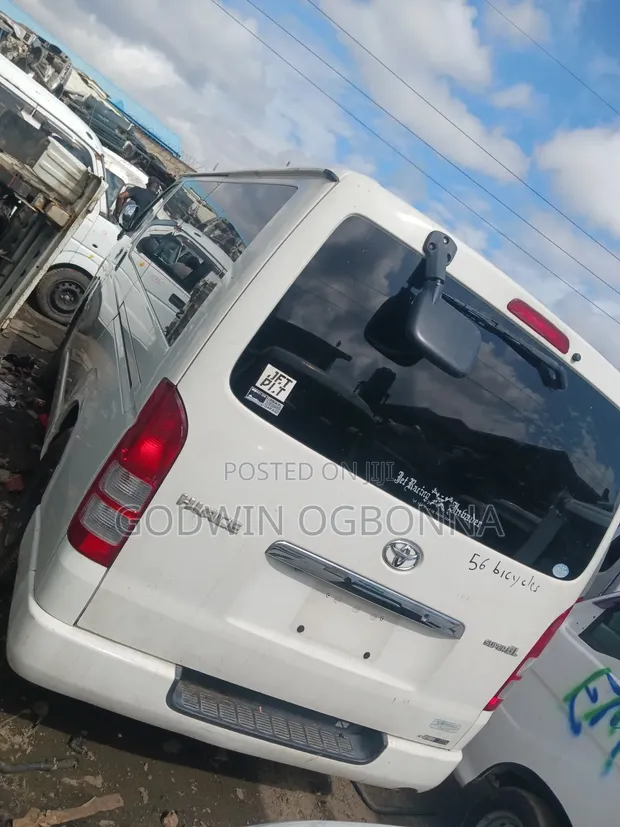 Toyota HiAce Commuter 2010 White - 1