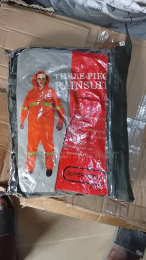 Durable High-Quality Polyester Raincoat with Reflector