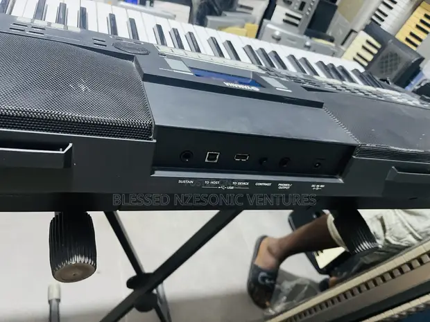 Used Yamaha PSR-SX550 Electronic Keyboard - 1