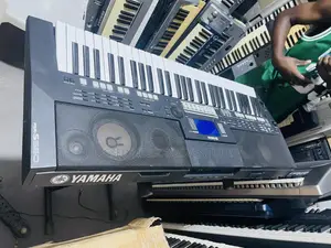 Used Yamaha PSR-SX550 Electronic Keyboard