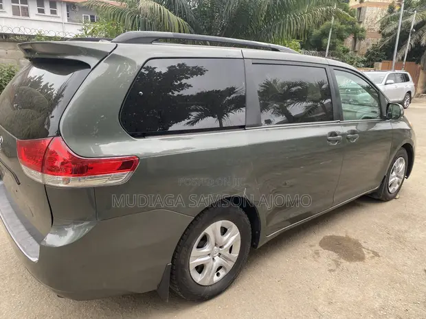 Toyota Sienna LE 7 Passenger 2011 Kore - 1