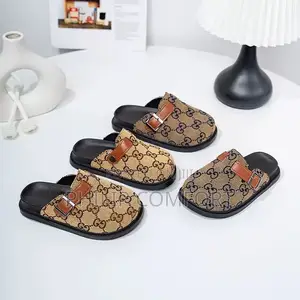 Sabon Slipper na Fata Mai Launi Brown ga Yara Maza