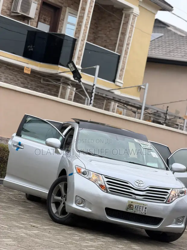 Toyota Venza V6 AWD 2011 Silver - 1