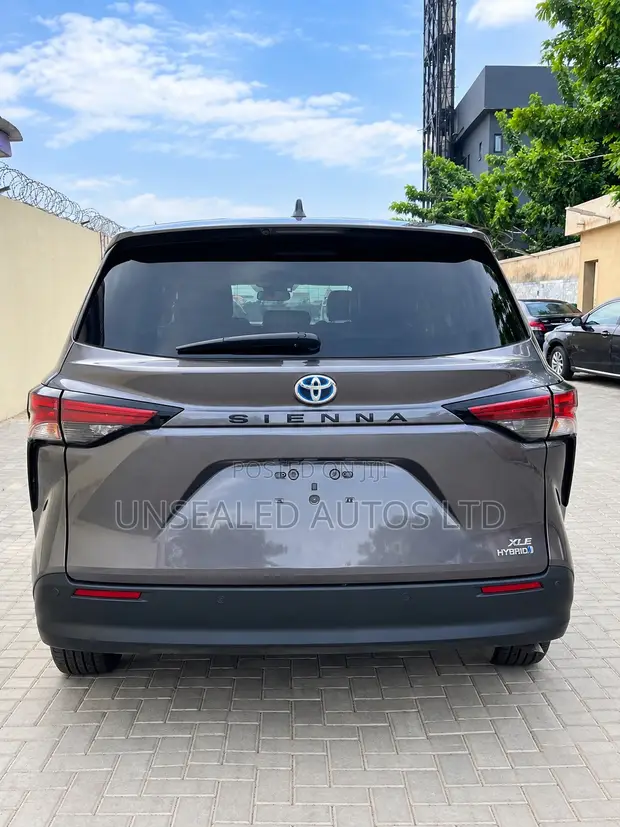 2023 Toyota Sienna XLE FWD 7-Passenger Gray - 1