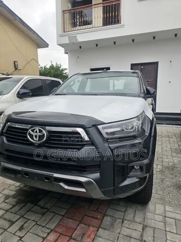 New Toyota Hilux 2026 Adventure SR5 Black - 1