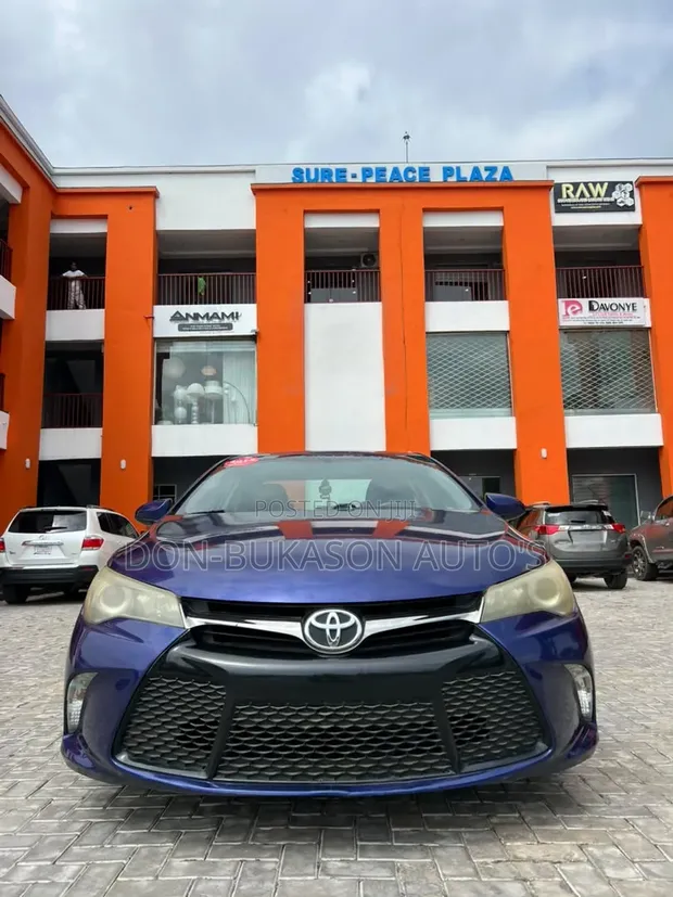 2015 Toyota Camry SE Sedan - 1