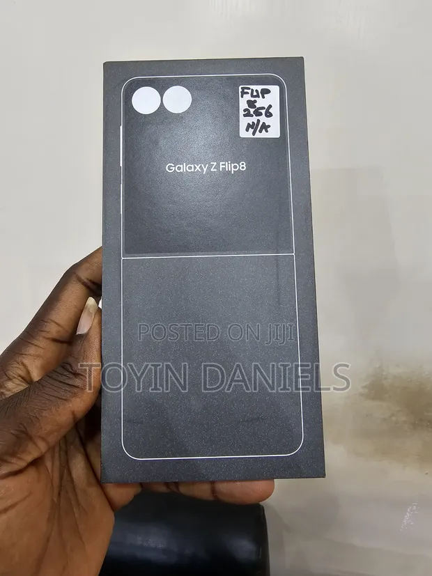 New Samsung Galaxy Z Flip8 256GB Gray - 1