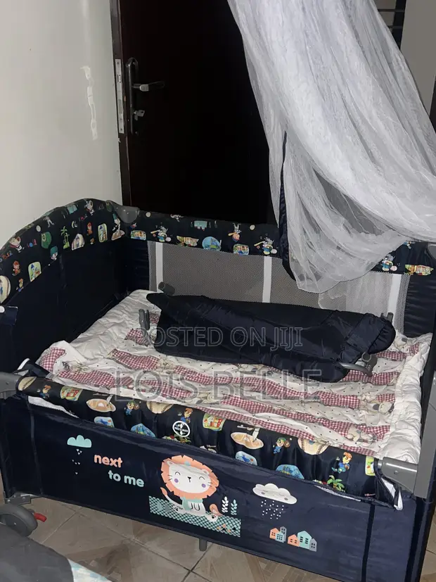 Bassinet mai motsi tare da teburin canzawa da raga - 1