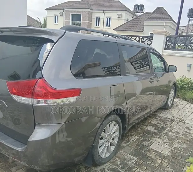 Toyota Sienna 2013 Gray - 1