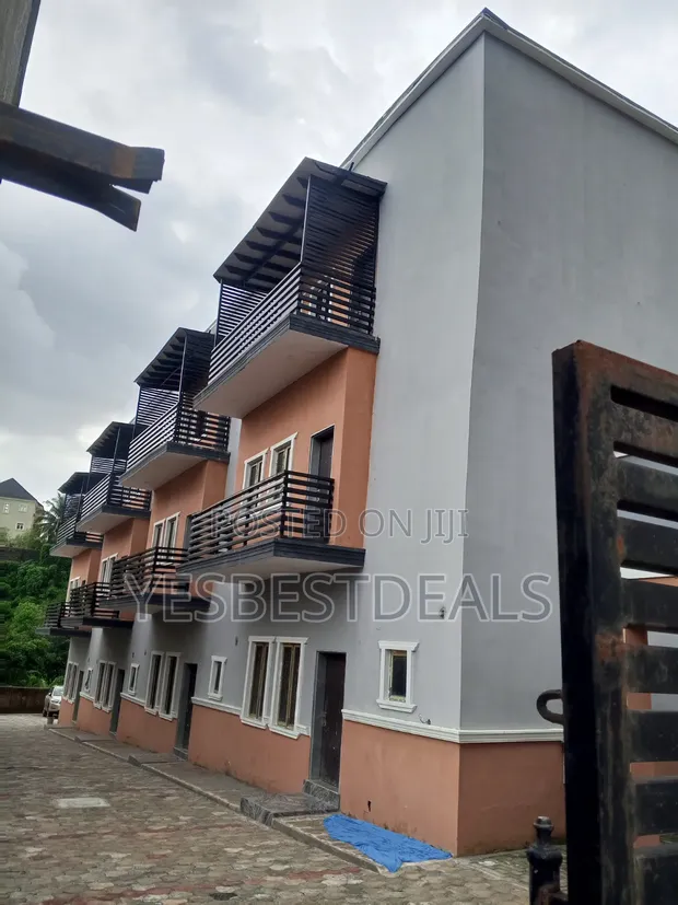 Gidan Terrace Mai Dakuna 4 da Aka Zuba Kayayyaki a Apo Resettlement don Hayarwa - 1