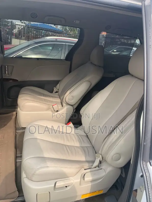 2014 Toyota Sienna XLE AWD Minivan - 1