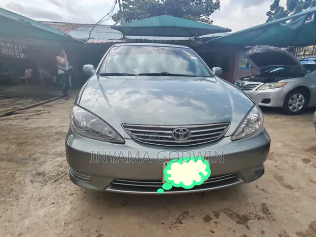 2005 Toyota Camry XLE Sedan (2.4L) - 1