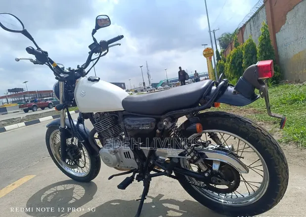 Suzuki 2000 White Motorcycle - 1