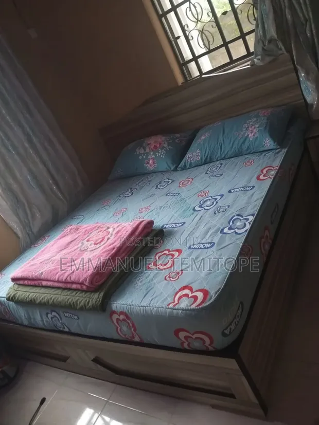 Mouka Mattress (6x6.5) da aka yi amfani da shi tare da Bed Frame da Side Stool na HDF - 1