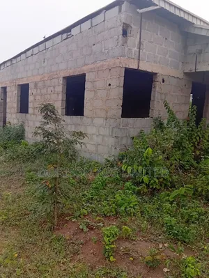Rabin Rabin Ƙasa don Siyarwa tare da Ginin 3 Bedroom da bai Kammala ba