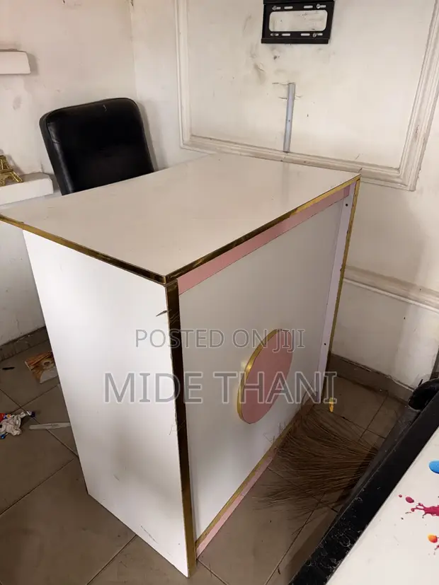 Receptionist Table - Used - 1