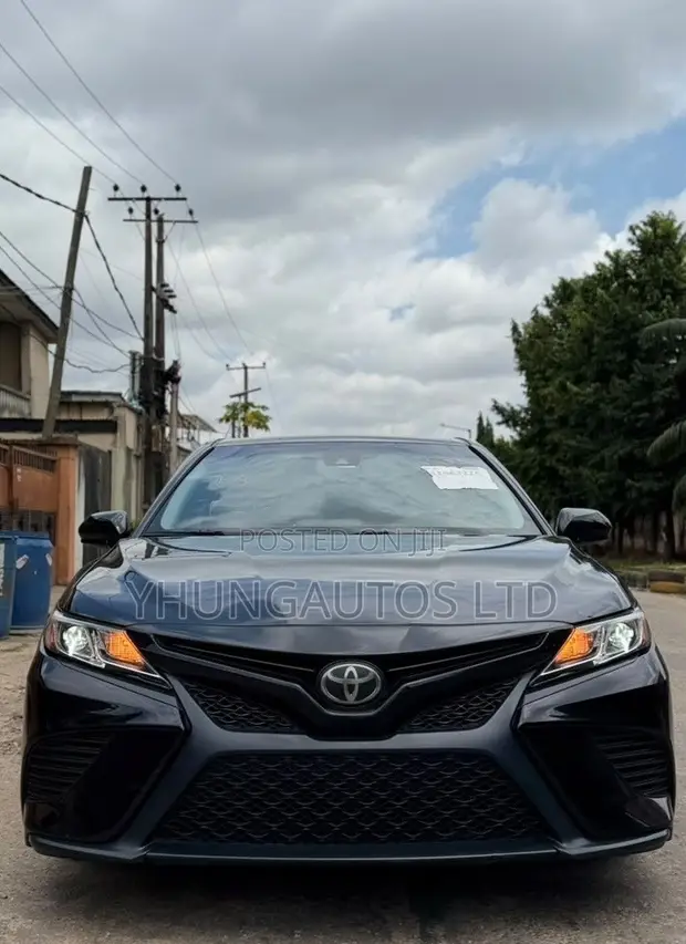 2019 Toyota Camry SE (2.5L) Black - 1