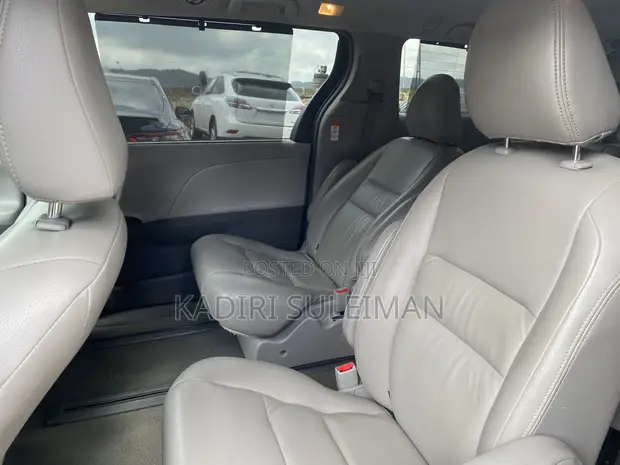 Toyota Sienna 2015 Silver - 1