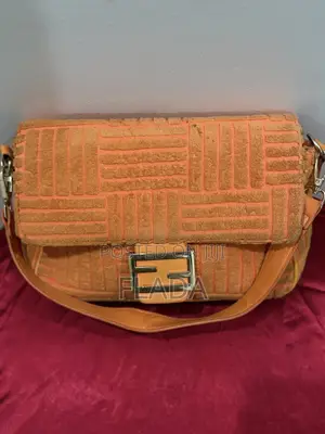 Kyakkyawar Orange Textured Baguette Bag da Zinare Buckle