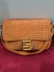 Kyakkyawar Orange Textured Baguette Bag da Zinare Buckle - 1