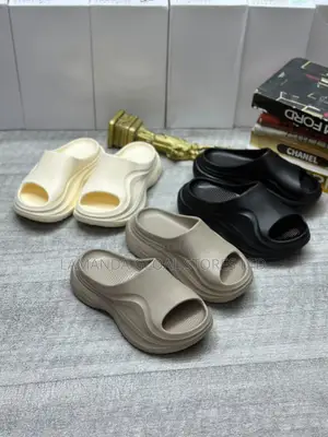 Sculpted Wave Platform Foam Slides - Neutral Tones