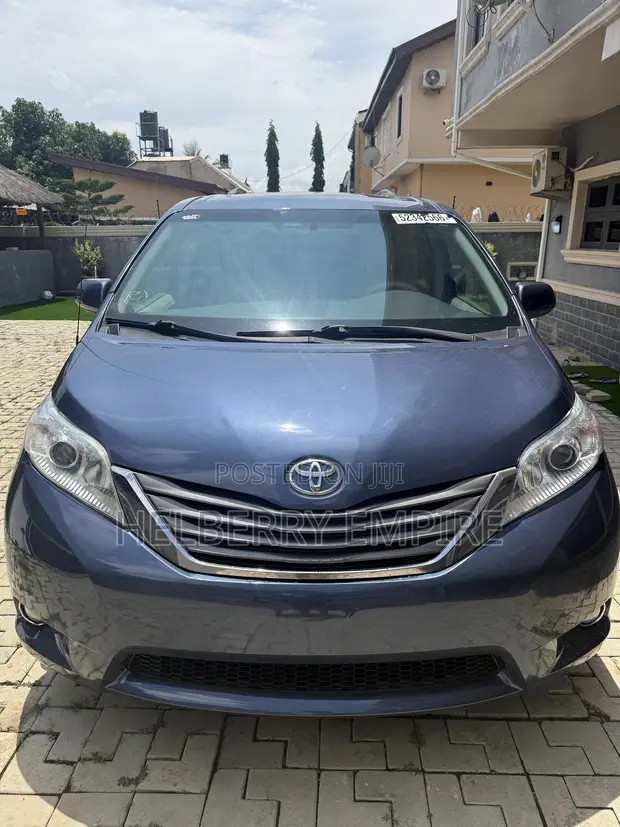 2014 Toyota Sienna XLE Minivan - 1