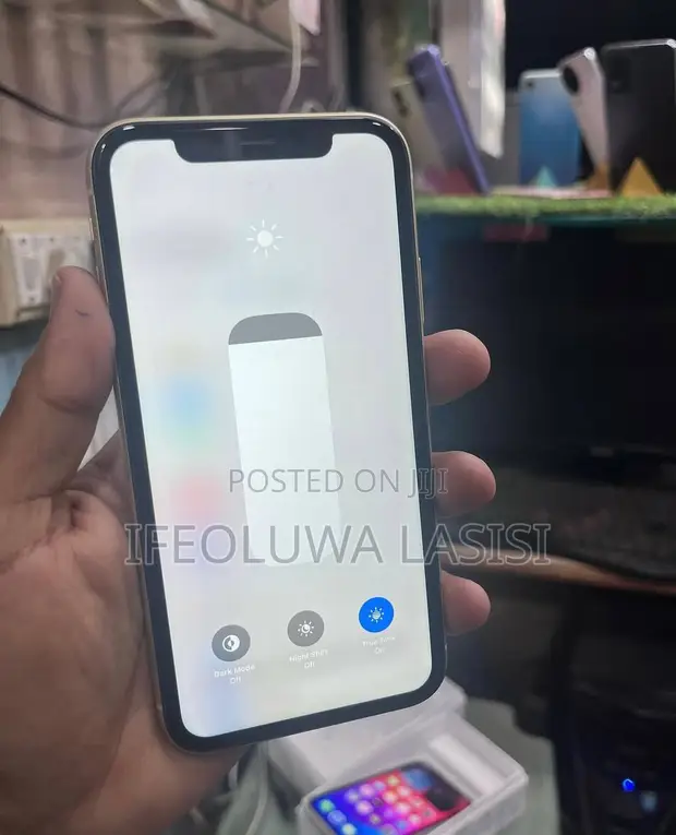 Apple iPhone XR 128GB Yellow - 1