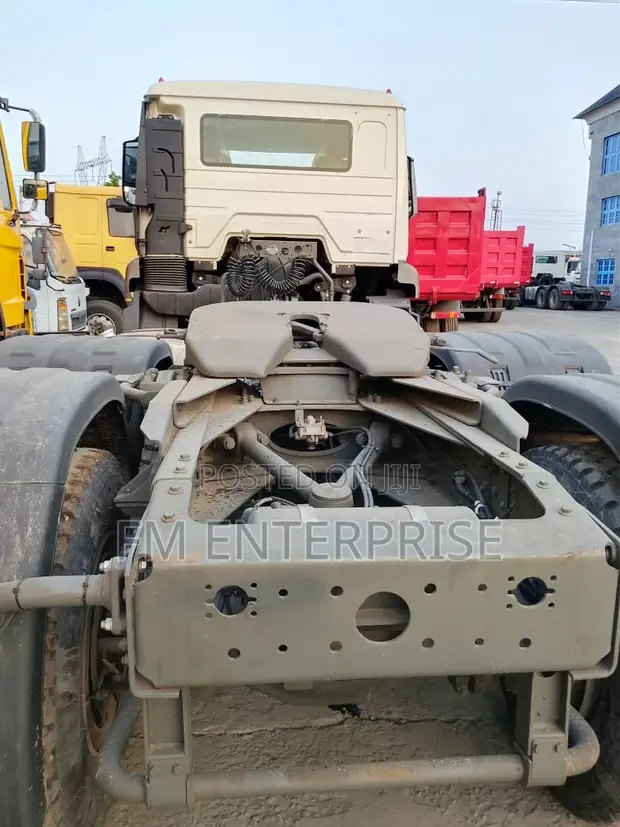 HOWO Tractor Head NX371 - 1