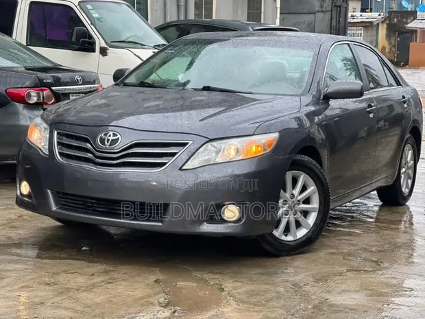 Toyota Camry XLE 2011 Launin Fari - 1